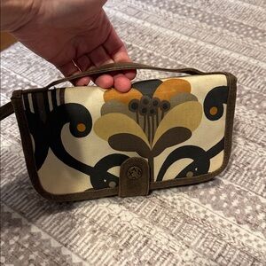 Roxy clutch zipper all around. Great for travel or everyday